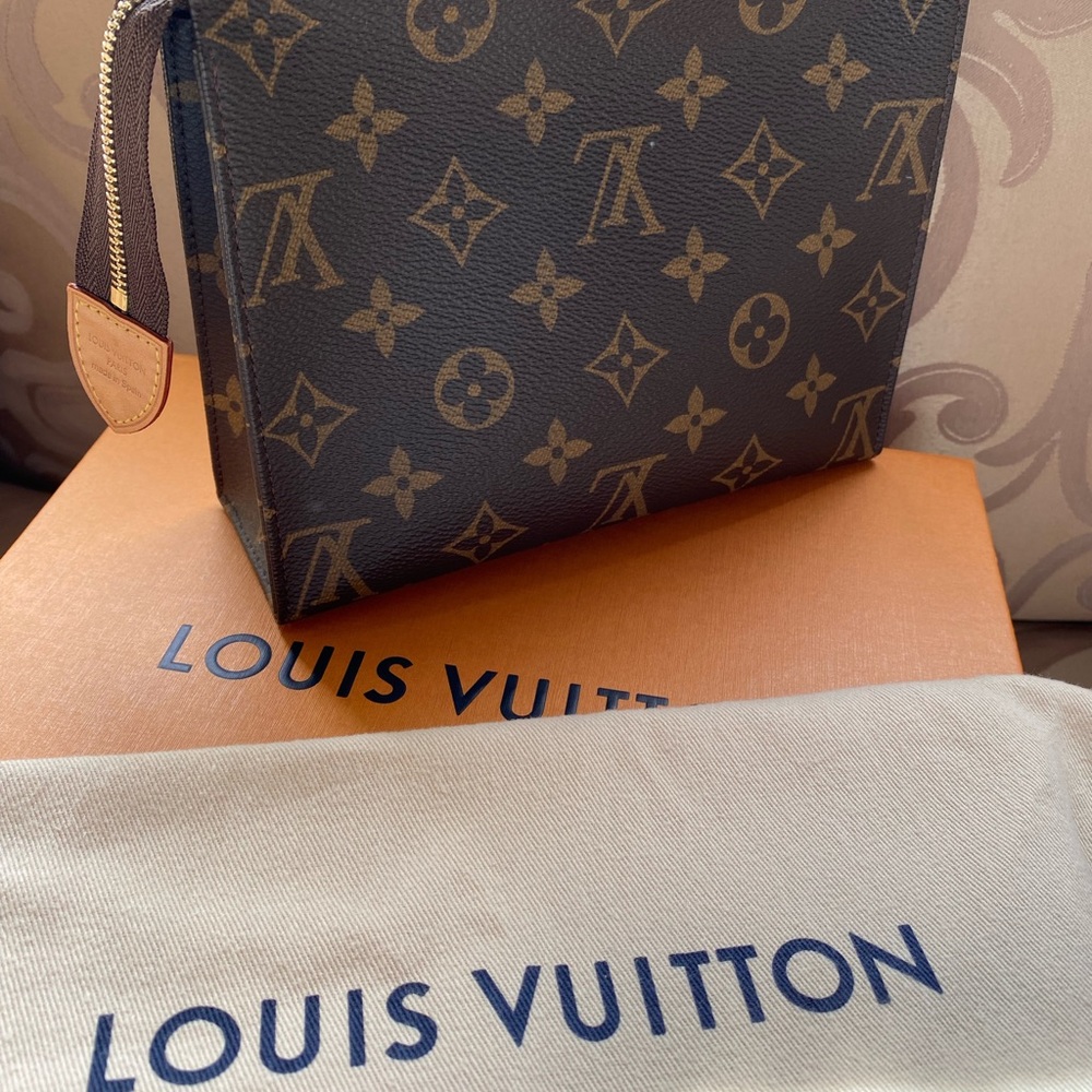 Louis Vuitton toiletry pouch 19